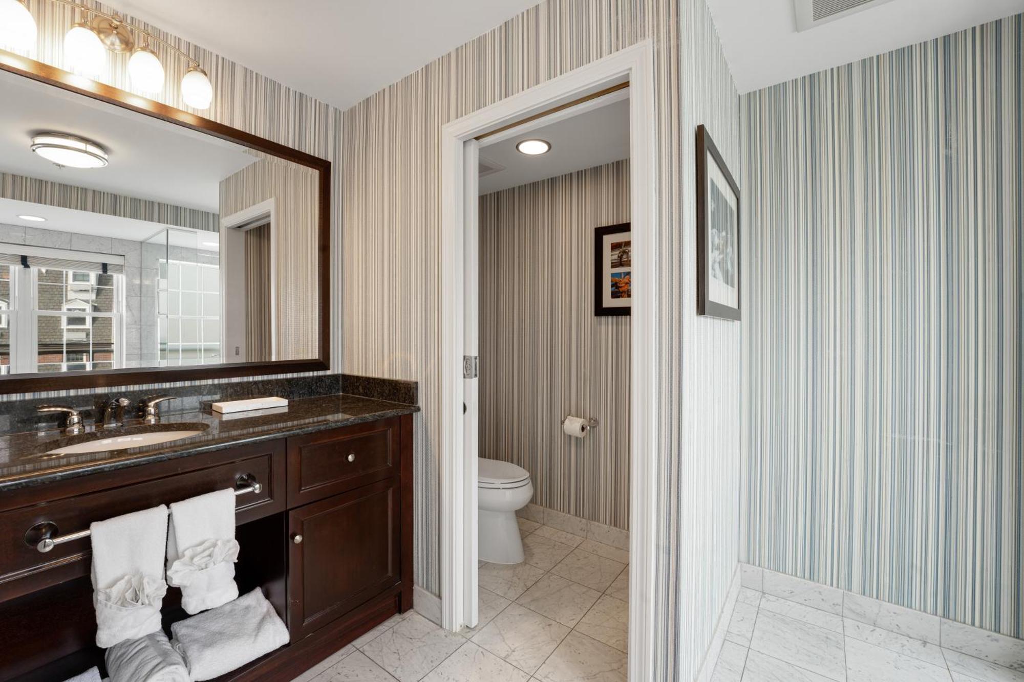 Newport Beach Hotel & Suites Middletown Exterior foto