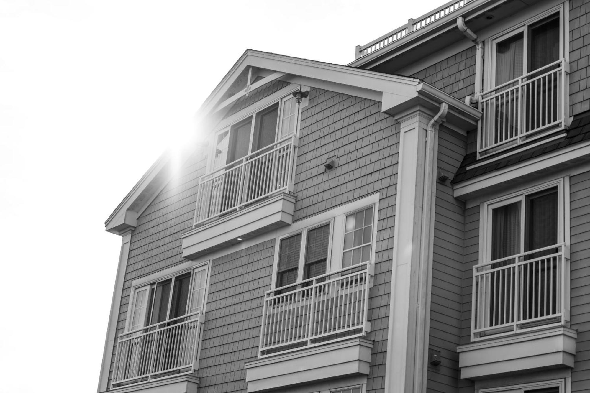Newport Beach Hotel & Suites Middletown Exterior foto